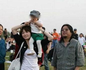 娱乐吃瓜酱爷爷撑伞,娱乐界温馨一幕